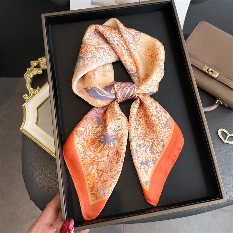 Lenço de Seda com Estampa de D - Face Scarf Mask avaliação e preço